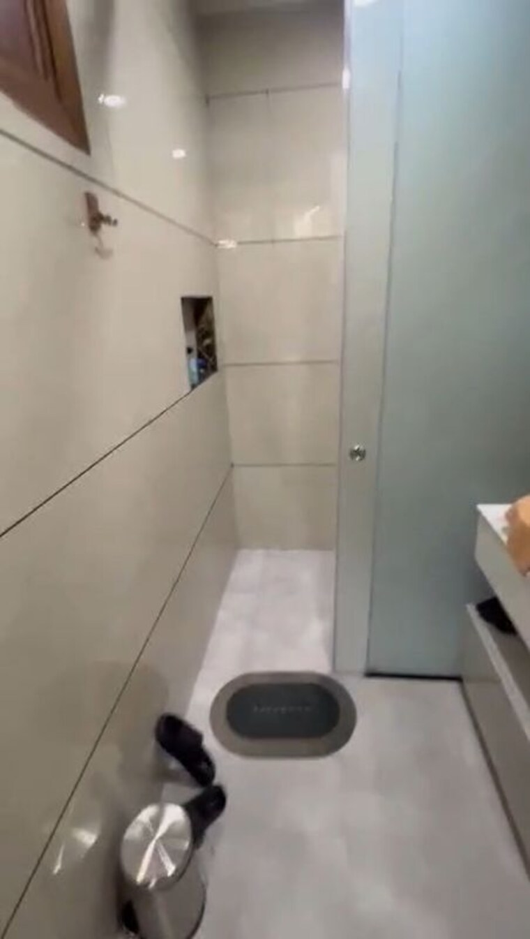 Bathroom, rajendra nagar sector 2 4 Bedroom 2000 Sq.Ft. Builder Floor In Rajendra Nagar Sector 2 Ghaziabad 9902885