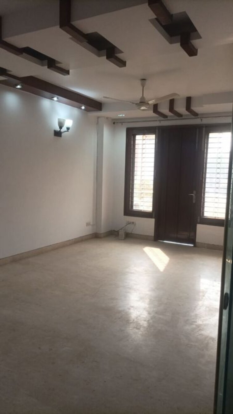 Room, greater kailash ii 3 Bedroom 250 Sq.Ft. Builder Floor In Greater Kailash ii Delhi 9902930