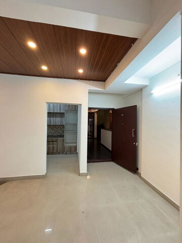 Room in 2.5 BHK Apartment at Andheri West – for Rent