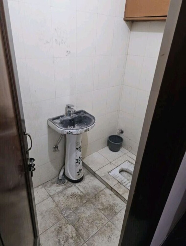 Bathroom, rohini sector 13 3 Bedroom 895 Sq.Ft. Builder Floor In Rohini Sector 13 Delhi 9902876