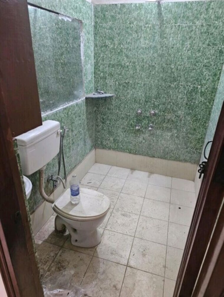 Bathroom, rohini sector 13 3 Bedroom 895 Sq.Ft. Builder Floor In Rohini Sector 13 Delhi 9902876