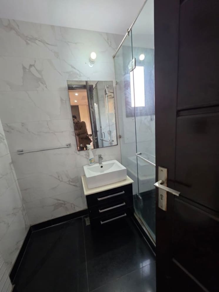 Bathroom, chittaranjan park 3 Bedroom 233 Sq.Yd. Builder Floor In Chittaranjan Park Delhi 9903321