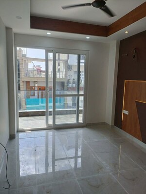 Room in 3 BHK Apartment at Vipul Greens, Sector 48 – for Rent