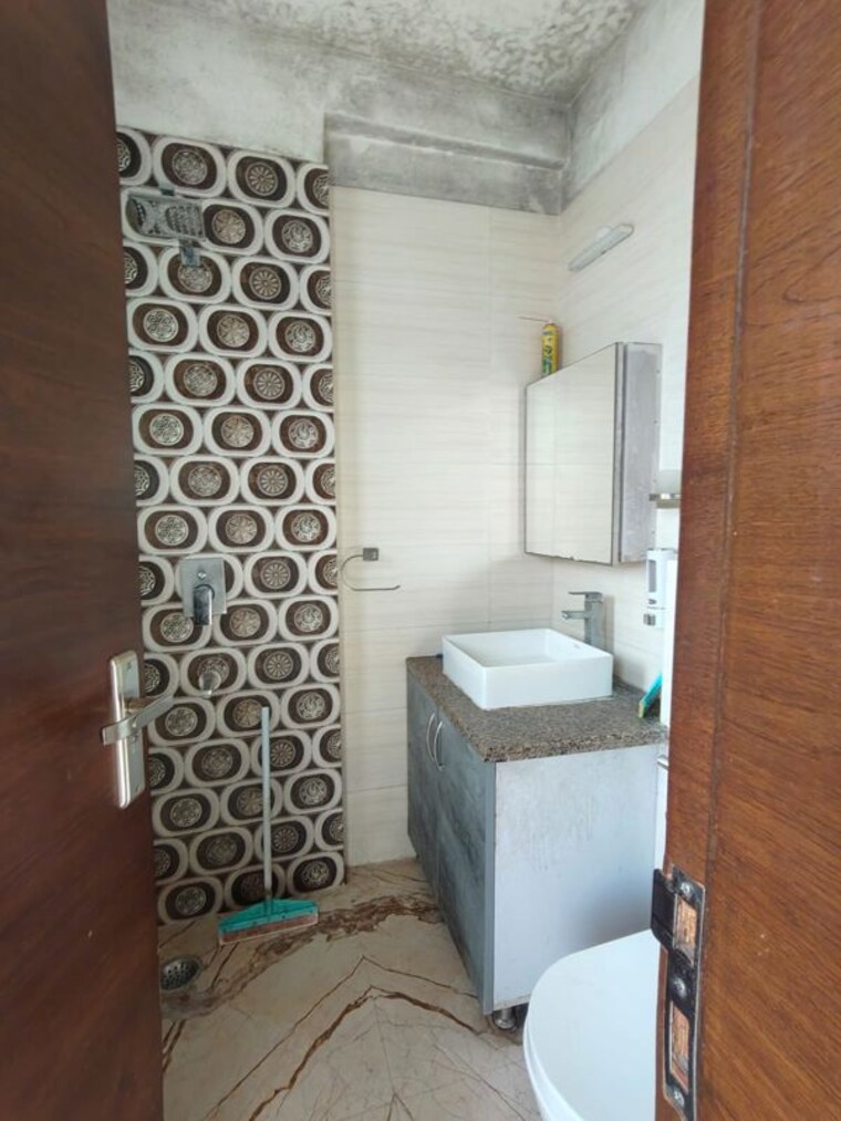 Bathroom, east of kailash 3 Bedroom 125 Sq.Yd. Builder Floor In East Of Kailash Delhi 9903449