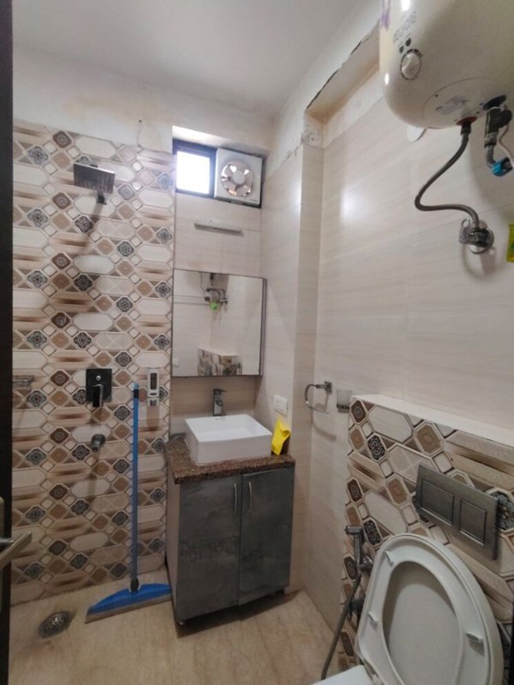 Bathroom, east of kailash 3 Bedroom 125 Sq.Yd. Builder Floor In East Of Kailash Delhi 9903449