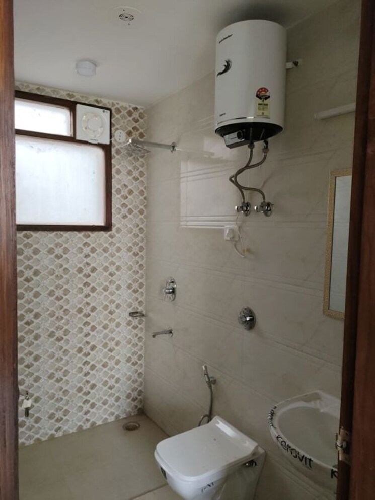 Bathroom, vipul-world-floors 3 Bedroom 1800 Sq.Ft. Builder Floor In Sector 48 Gurgaon 9903454