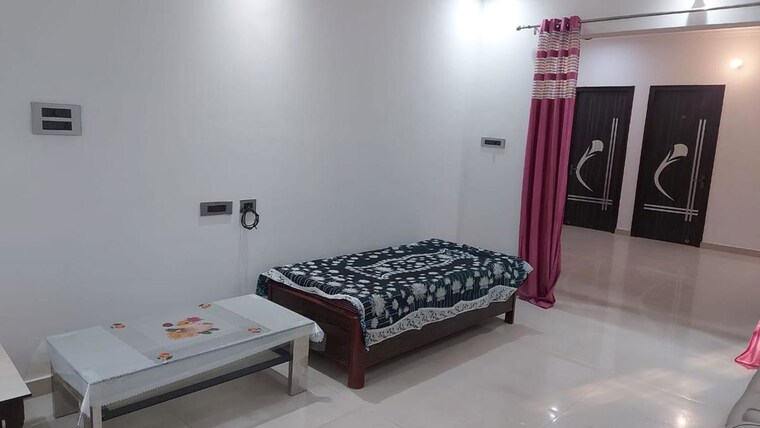 Room, vibhuti khand Pg For Girls In Vibhuti Khand 9903457
