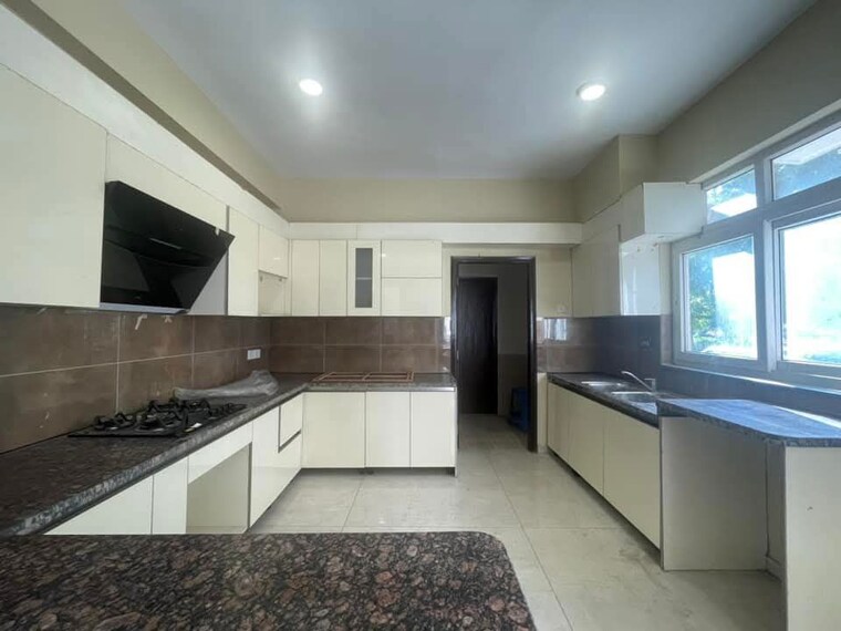 Kitchen, bptp-amstoria 4 Bedroom 3560 Sq.Ft. Villa In Sector 102 Gurgaon 9903626