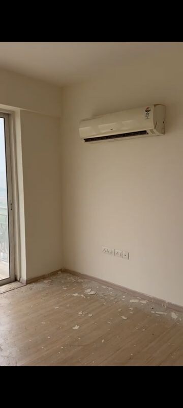 Room in 4 BHK Apartment at DLF Regal Gardens, Sector 90 – for Rent