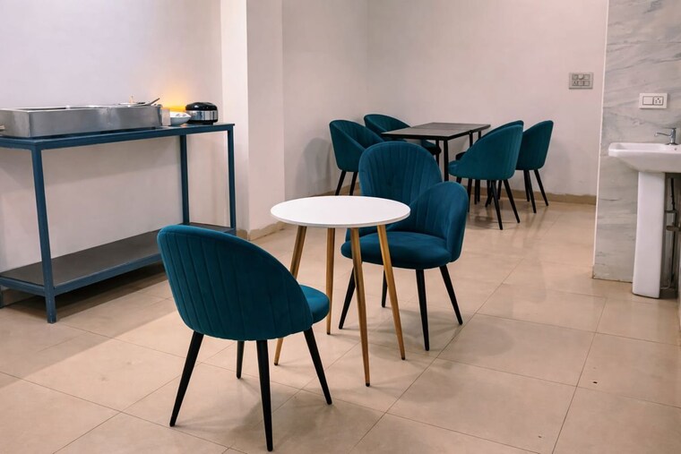 Room, sector 39 Pg For Girls In Sector 39 9903703