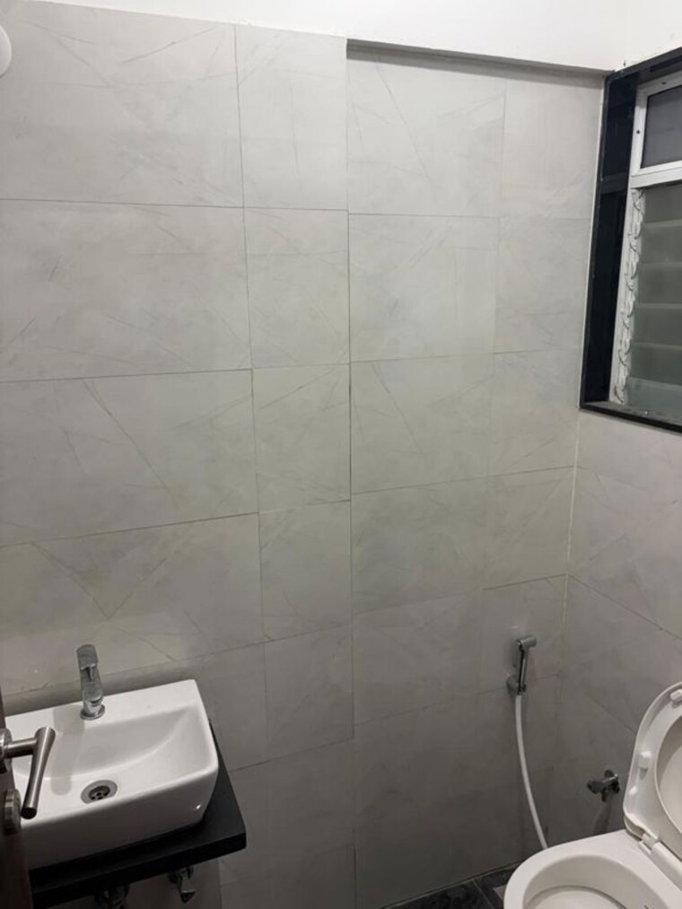 Bathroom, dem-phoenix 1 Bedroom 500 Sq.Ft. Apartment In Malad East Mumbai 9903696