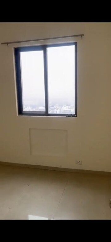 Room in 2 BHK Apartment at Umang Summer Palms, Sector 86 – for Rent