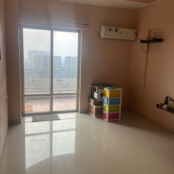 Room in 2.5 BHK Apartment at Nyati Evita, Madhav Nagar – for Rent