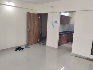 Room in 2 BHK Apartment at Sunshine Tower, Mulund West – for Rent