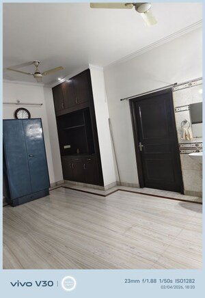 Room in 6 BHK Independent House at Gomti Nagar – for Rent