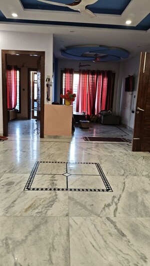 Living Room in 3 BHK Builder Floor at BPTP Parklands, Sector 76 – for Rent