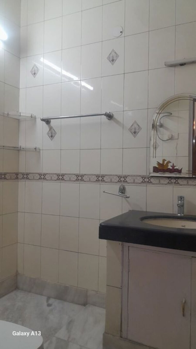 Bathroom, unitech-south-city-ii 3 Bedroom 1500 Sq.Ft. Builder Floor In Sector 50 Gurgaon 9903923