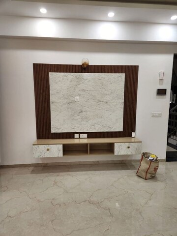 Room in 3 BHK Apartment at Smart World Orchard, Sector 61 – for Rent