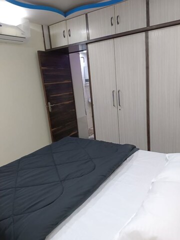 Room in 2.5 BHK Apartment at Kalpataru Towers, Kandivali East – for Rent