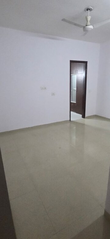Room in 3 BHK Apartment at Omaxe R2, Gomti Nagar – for Rent