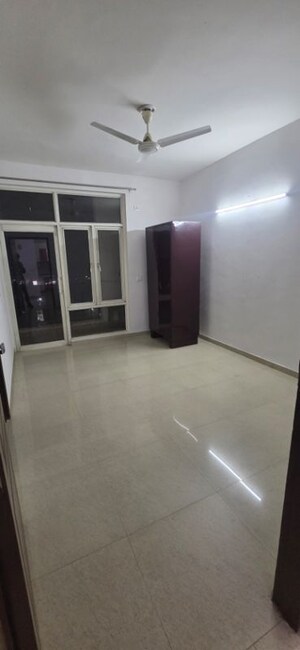 Room in 3 BHK Apartment at Omaxe R2, Gomti Nagar – for Rent