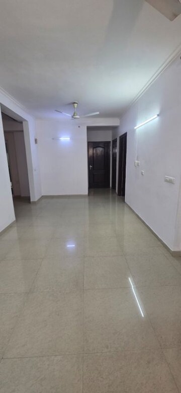 Room in 3 BHK Apartment at Omaxe R2, Gomti Nagar – for Rent