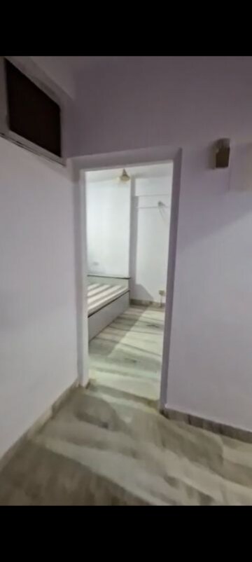 Room in 2 BHK Apartment at Vakola – for Rent