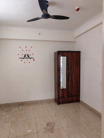 Room in 1 BHK Apartment at Gaur City 2 - 14th Avenue, Sector 16c Greater Noida – for Rent