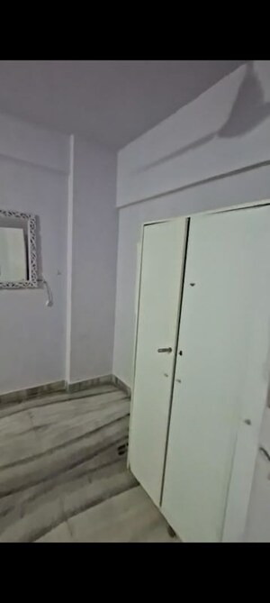 Room in 1 BHK Apartment at Vakola – for Rent