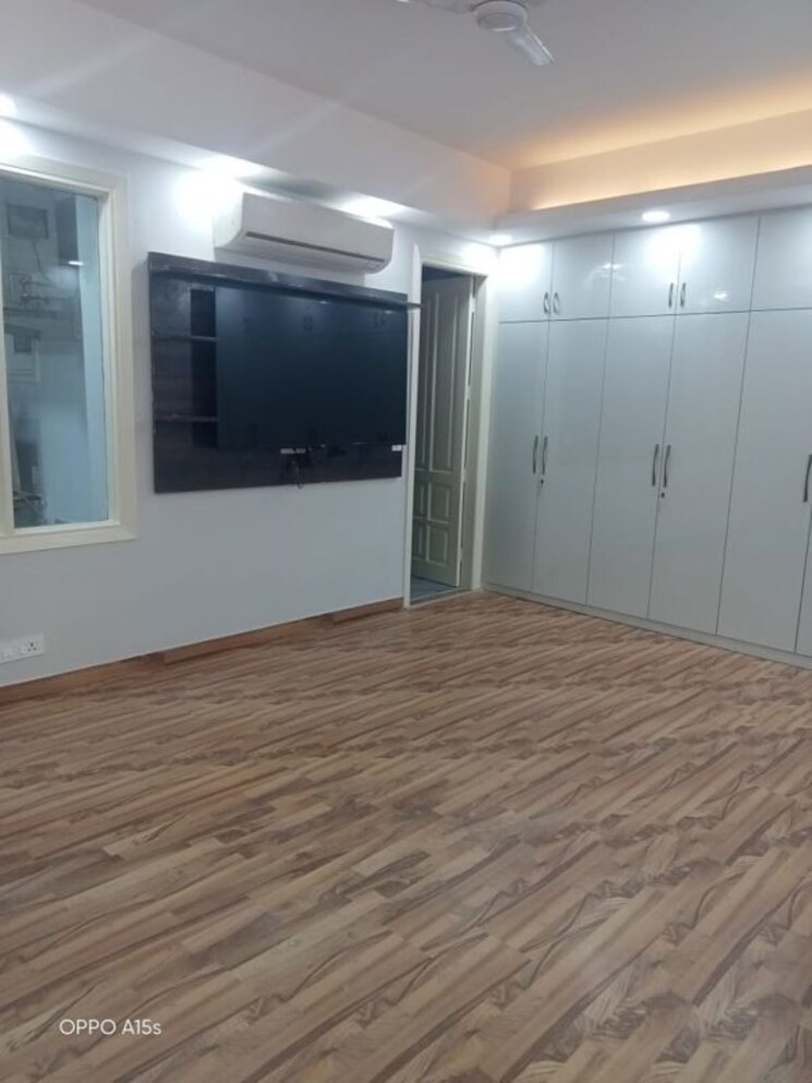 Room, jasola 4 Bedroom 300 Sq.Yd. Apartment In Jasola Delhi 9904076