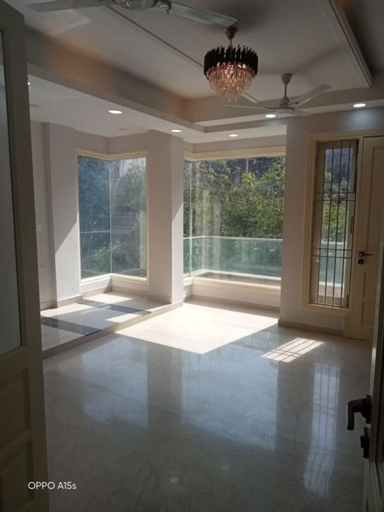 Room, jasola 4 Bedroom 300 Sq.Yd. Apartment In Jasola Delhi 9904076