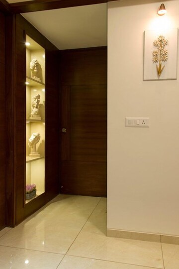 Room in 4 BHK Apartment at Roots Aarav Arise, Vastrapur – for Rent