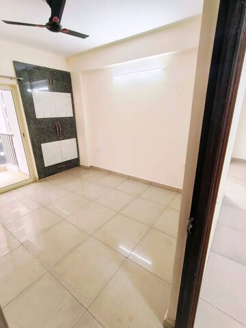 Room in 2.5 BHK Apartment at Gaur City 5th Avenue, Sector 4 Greater Noida – for Rent