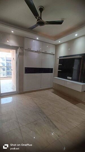 Room in 2.5 BHK Apartment at Gaur City 1st Avenue, Sector 4 Greater Noida – for Rent