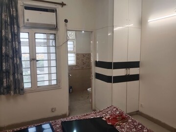 Room in 4 BHK Apartment at Sector 21c – for Rent