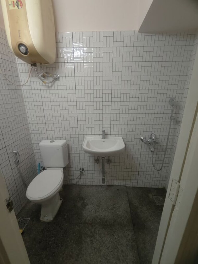 Bathroom, malviya nagar 3 Bedroom 200 Sq.Yd. Apartment In Malviya Nagar Delhi 9904108