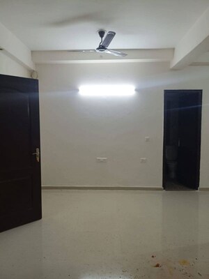 Room in 2 BHK Apartment at Amrapali Golf Homes, Sector 4 Greater Noida – for Rent