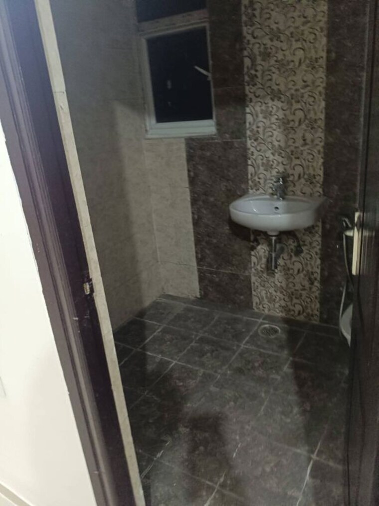 Bathroom, amrapali-golf-homes 2 Bedroom 835 Sq.Ft. Apartment In Sector 4 Greater Noida Greater Noida 9904114