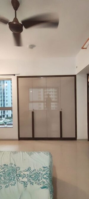 Room in 3 BHK Apartment at Kalpataru Immensa, Kolshet Road – for Rent