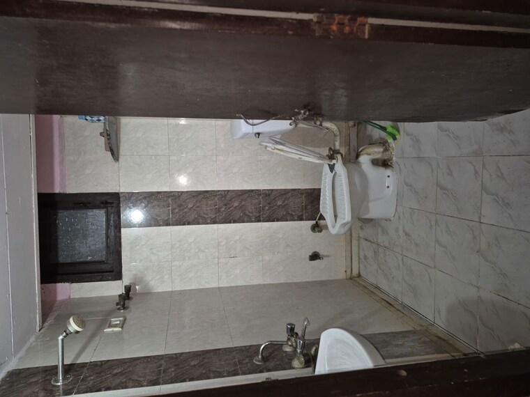 Bathroom, mayur vihar 1.5 Bedroom 380 Sq.Ft. Builder Floor In Mayur Vihar Delhi 9904136