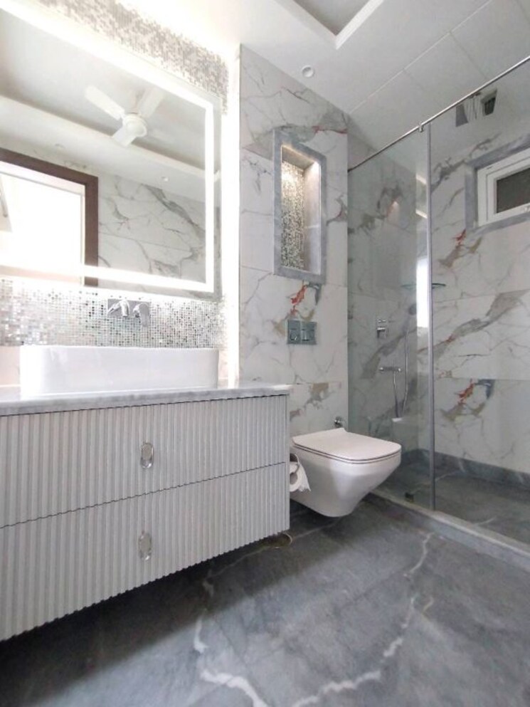 Bathroom, nizamuddin east 3 Bedroom 200 Sq.Yd. Builder Floor In Nizamuddin East Delhi 9904143
