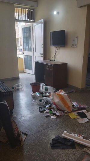 Living Room in 1.5 BHK Apartment at Mayur Vihar – for Rent