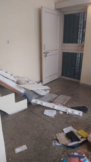 Living Room in 1.5 BHK Apartment at Mayur Vihar – for Rent