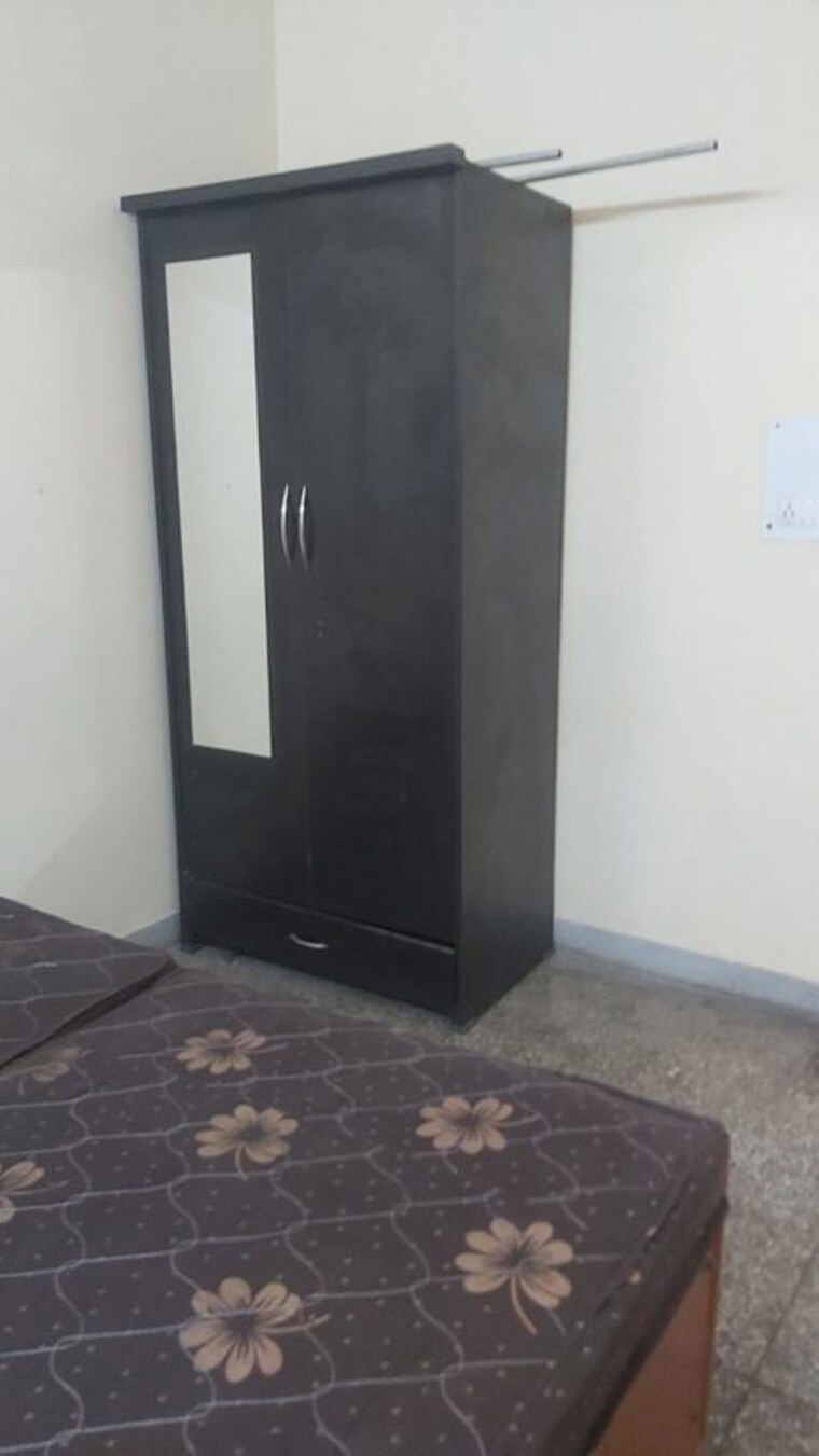 Room, mayur vihar 1.5 Bedroom 650 Sq.Ft. Apartment In Mayur Vihar Delhi 9904145
