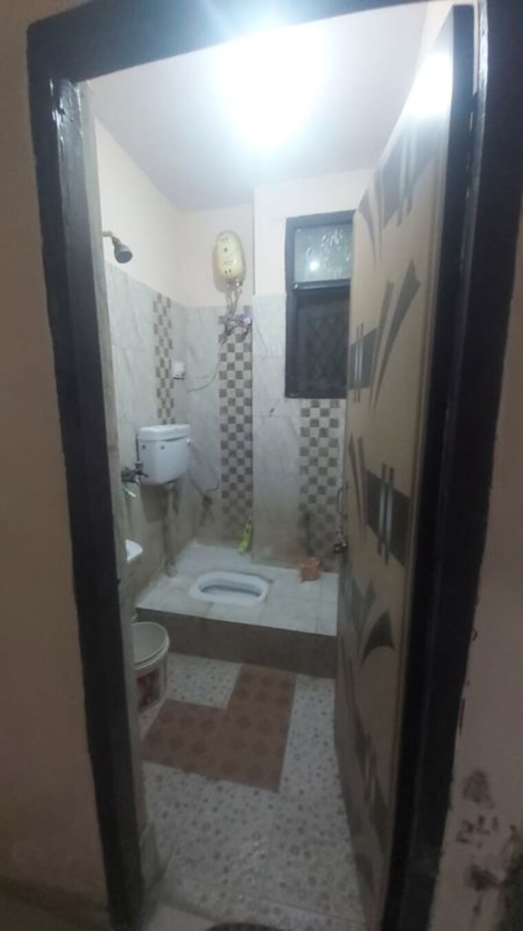Bathroom, mayur vihar 1.5 Bedroom 650 Sq.Ft. Apartment In Mayur Vihar Delhi 9904145