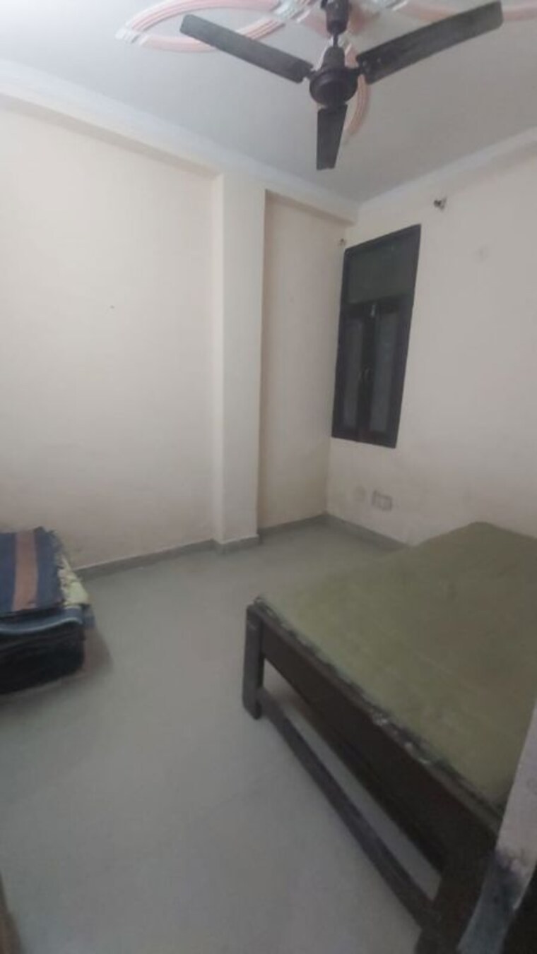 Room, mayur vihar 1.5 Bedroom 650 Sq.Ft. Apartment In Mayur Vihar Delhi 9904145