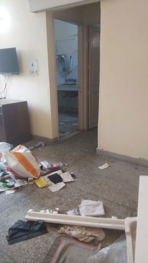 Living Room in 1.5 BHK Apartment at Mayur Vihar – for Rent