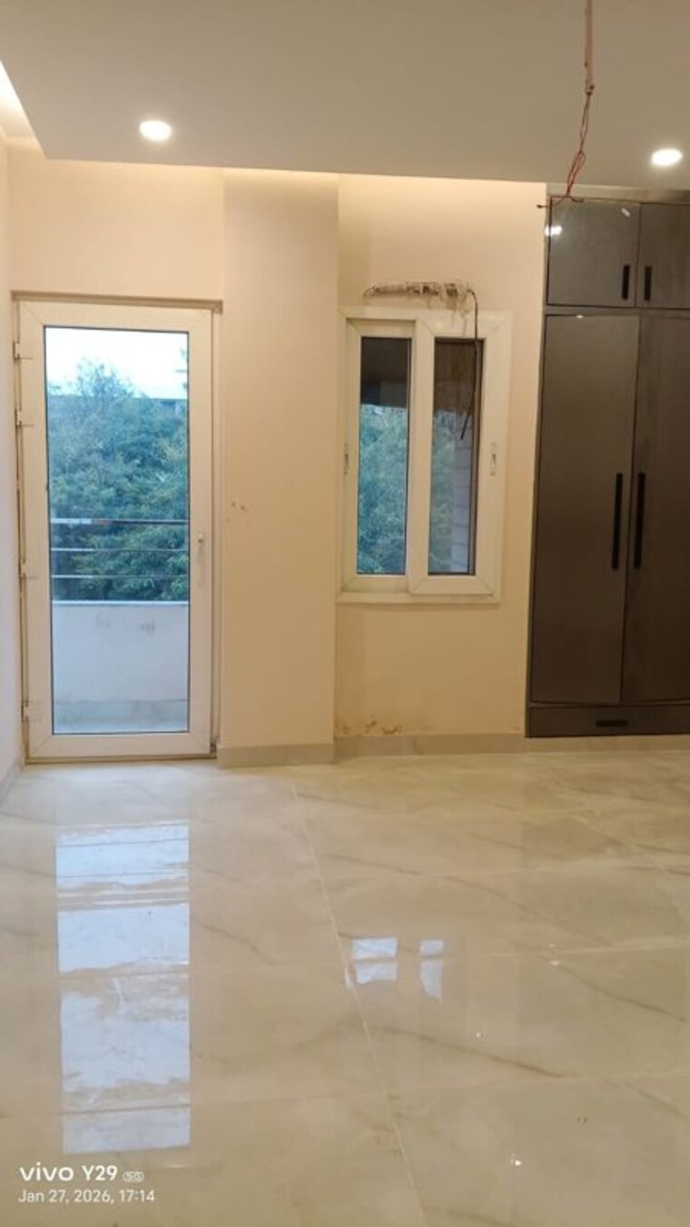 Room, greater kailash i 3 Bedroom 250 Sq.Yd. Builder Floor In Greater Kailash I Delhi 9864097