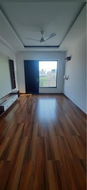 Bedroom in 4 BHK Builder Floor at Ardee City, Sector 52 – for Sale