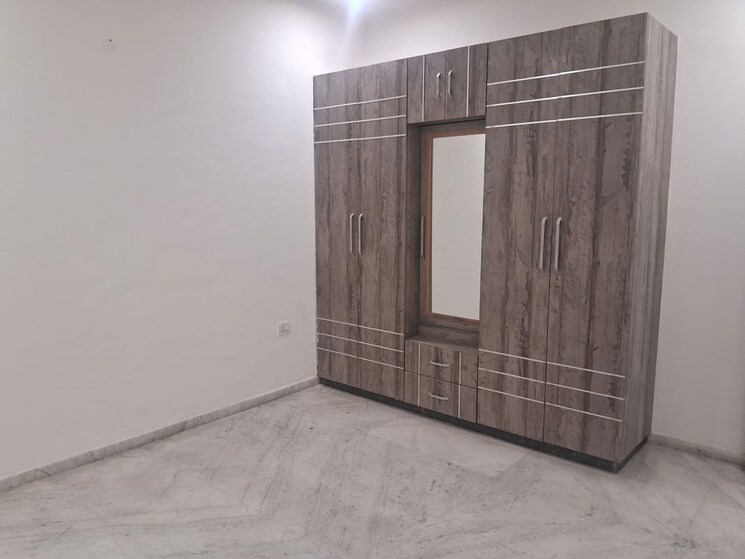 Room, sector 44 3 Bedroom 1245 Sq.Ft. Builder Floor In Sector 44 Noida 9904219